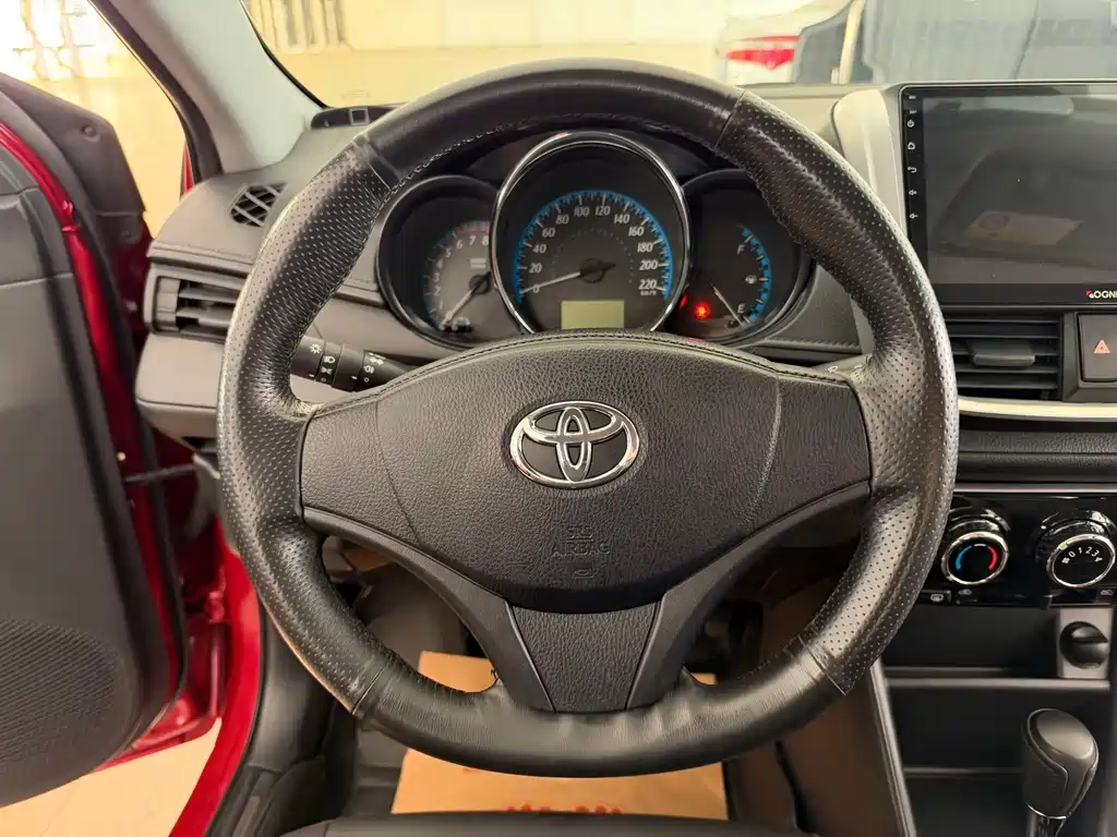 Toyota Yaris L — фото 27