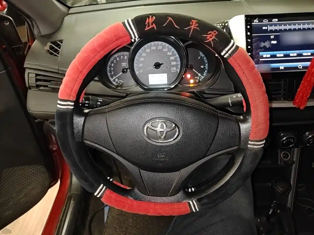 Toyota Yaris L — фото 10