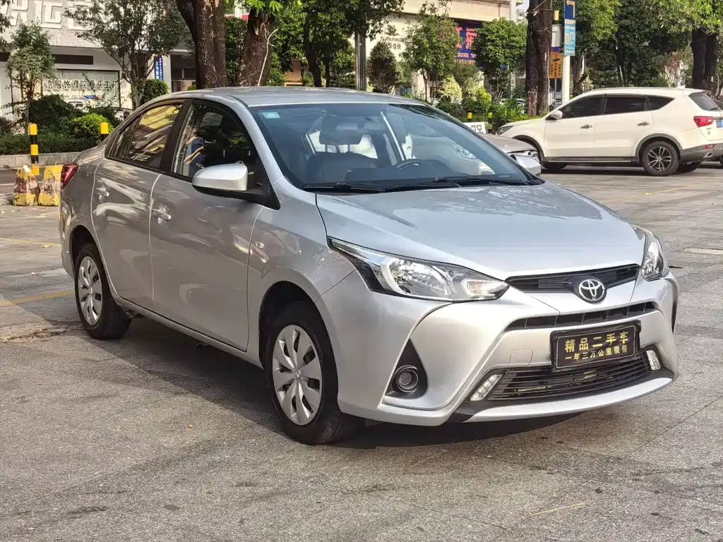 Toyota Yaris L — фото 3