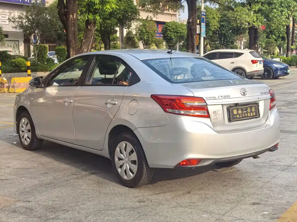 Toyota Yaris L — фото 4
