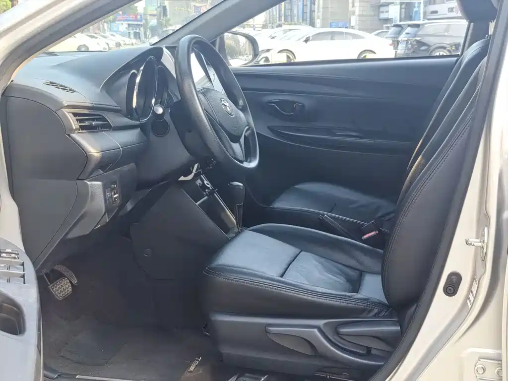 Toyota Yaris L — фото 8
