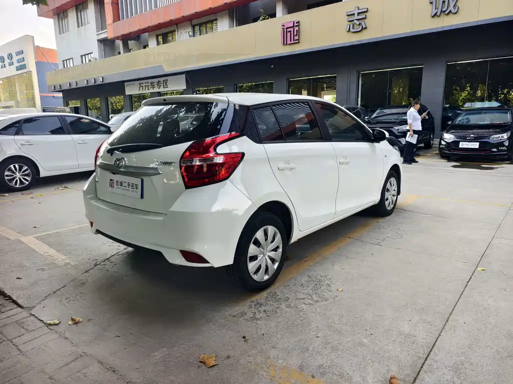 Toyota Yaris L — фото 4