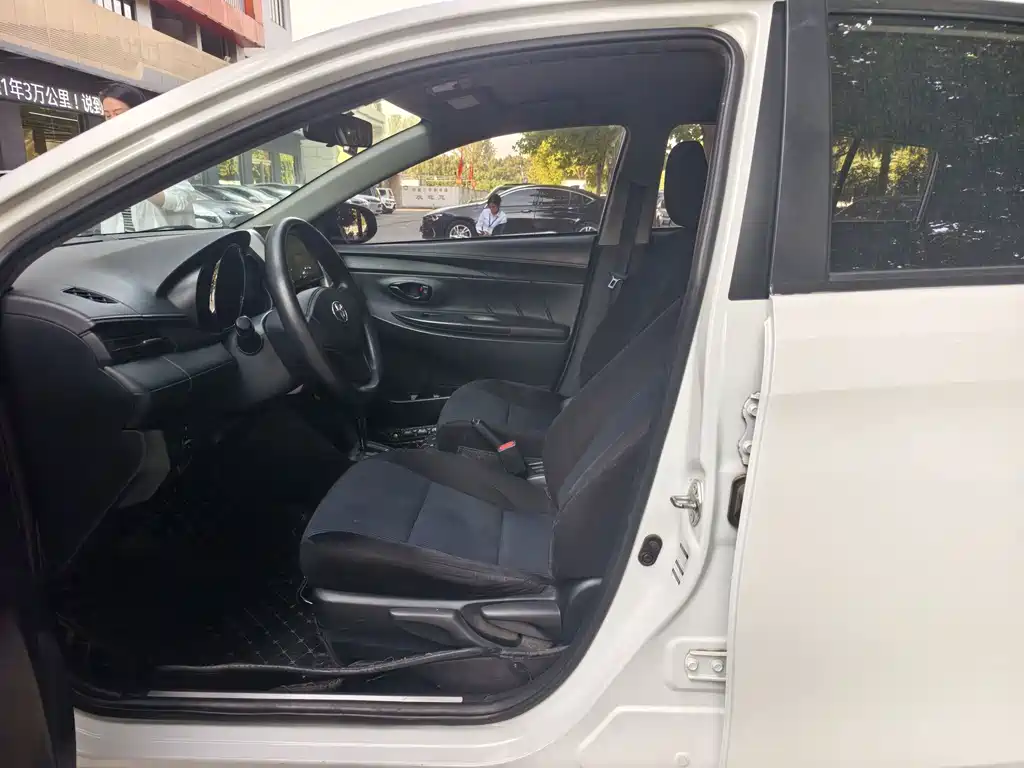 Toyota Yaris L — фото 8