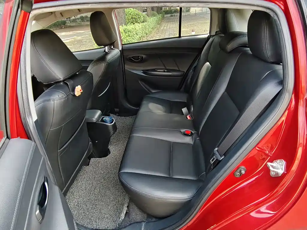 Toyota Yaris L — фото 11