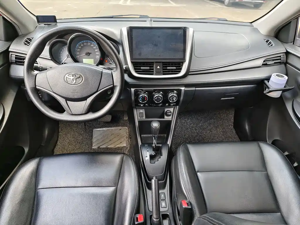 Toyota Yaris L — фото 13