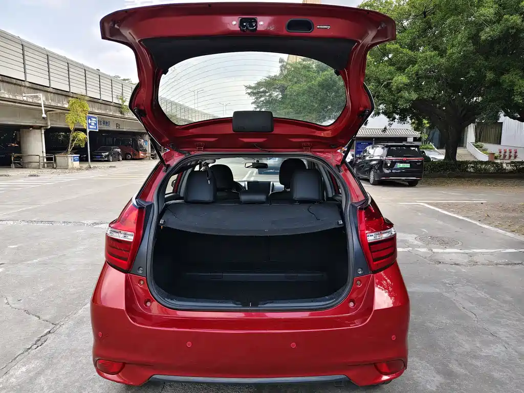 Toyota Yaris L — фото 8