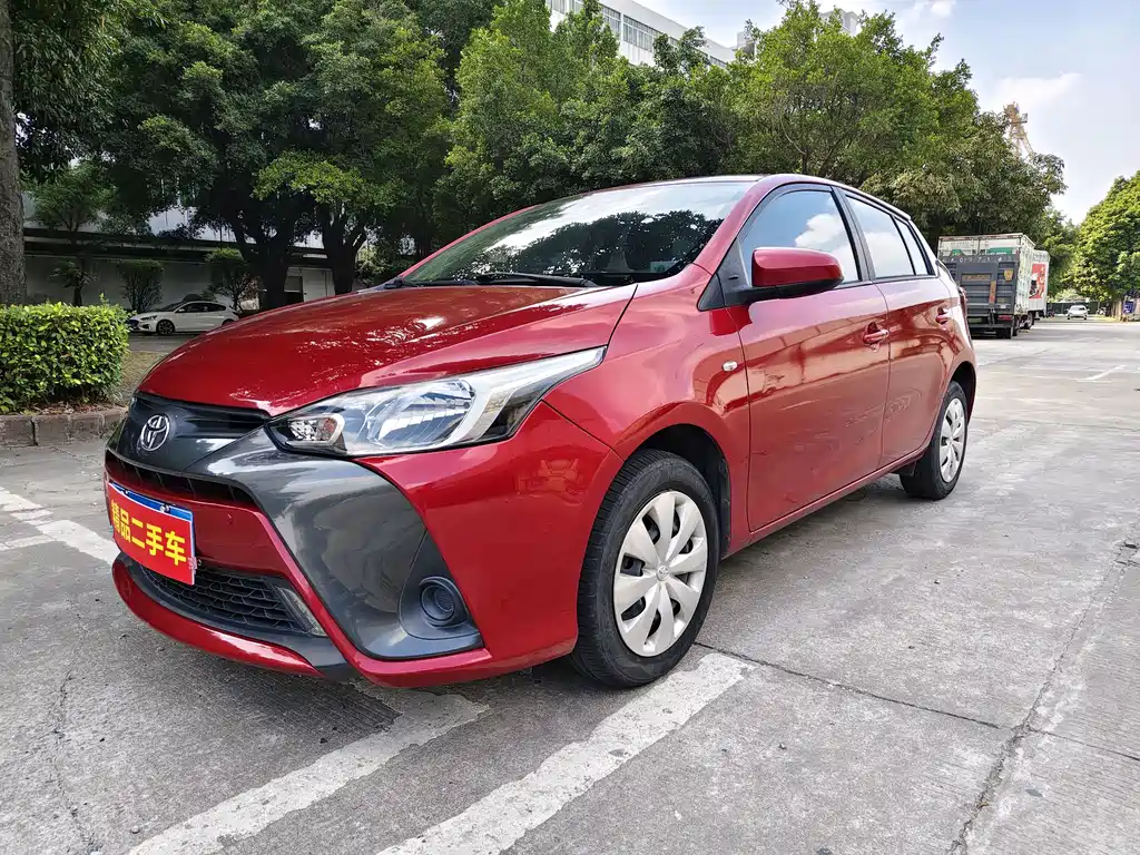 Toyota Yaris L — фото 1