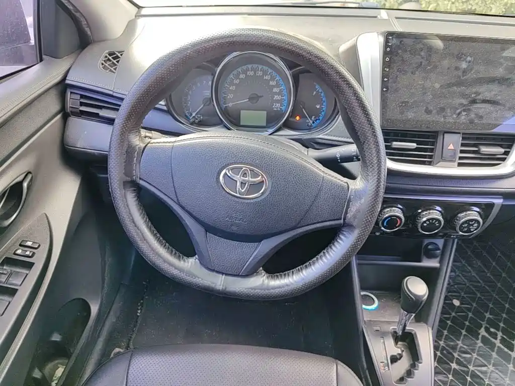 Toyota Yaris L — фото 10