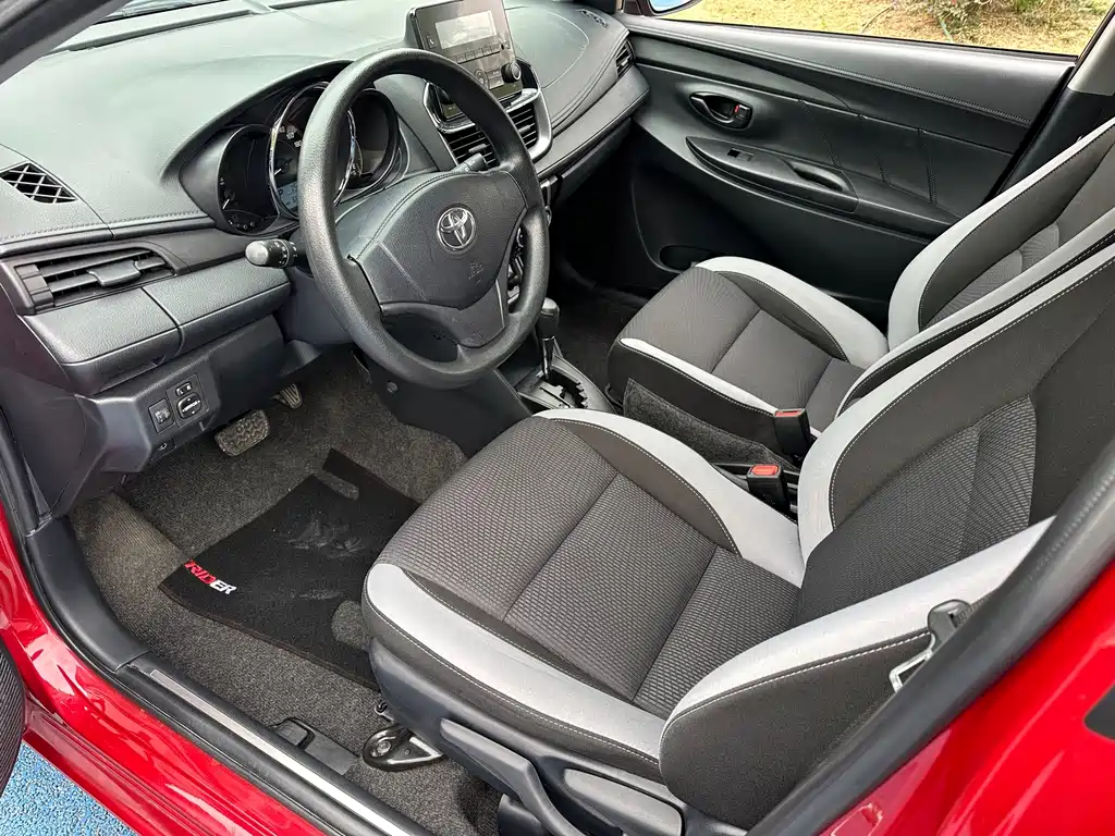 Toyota Yaris L — фото 4