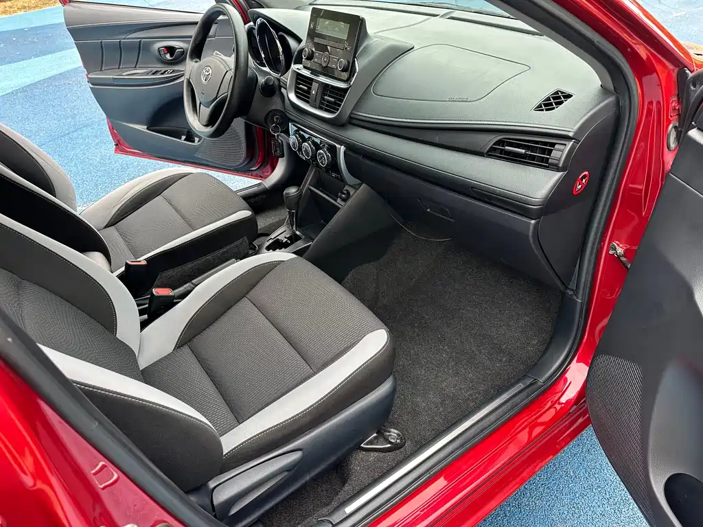 Toyota Yaris L — фото 7