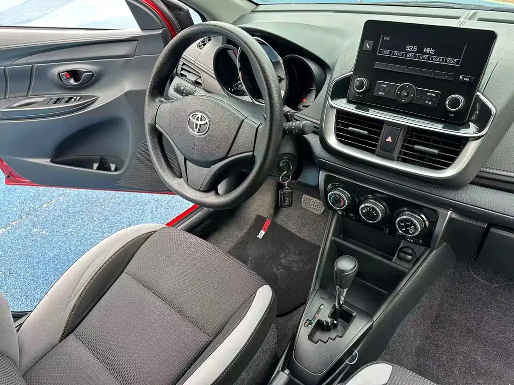 Toyota Yaris L — фото 8
