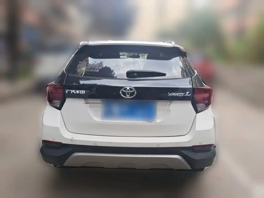 Toyota Yaris L — фото 3