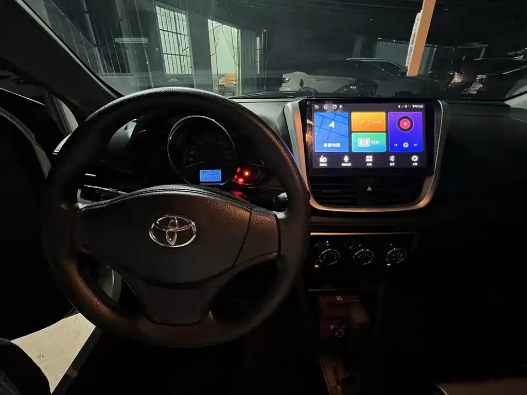 Toyota Yaris L — фото 3