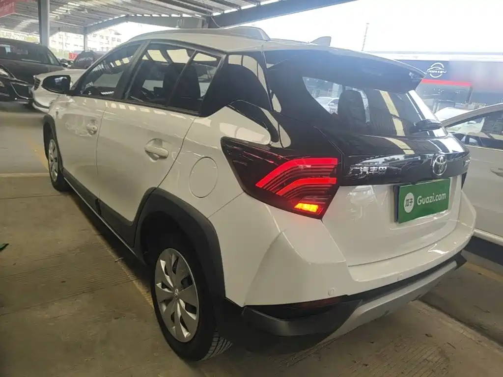 Toyota Yaris L — фото 4