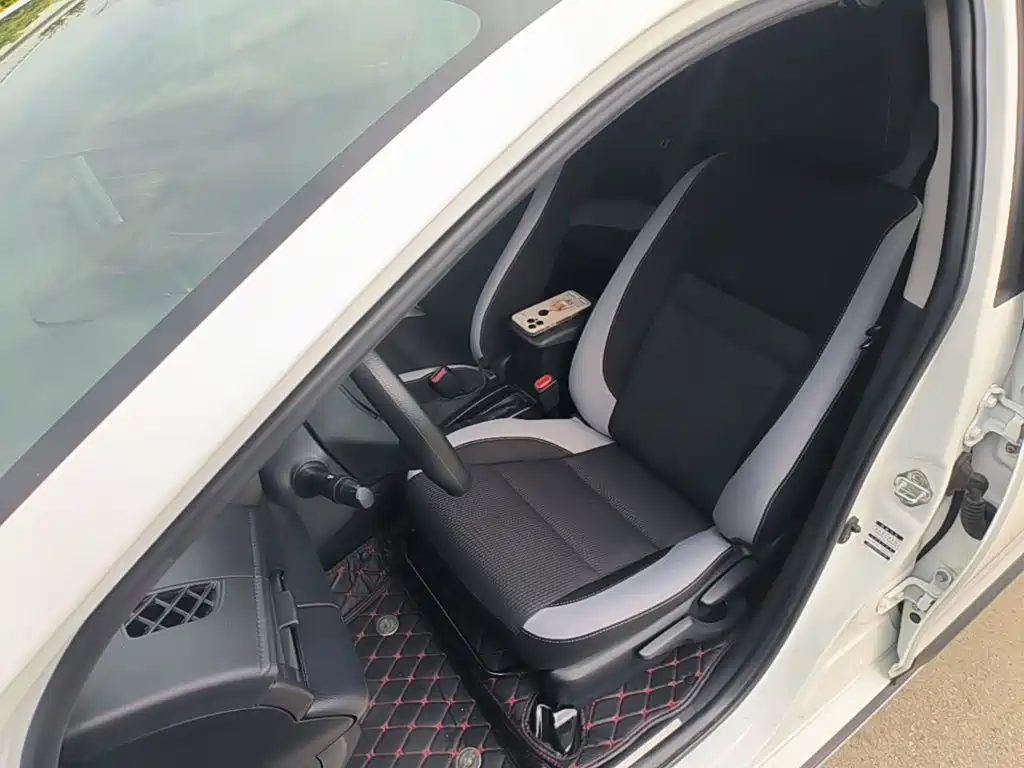 Toyota Yaris L — фото 14