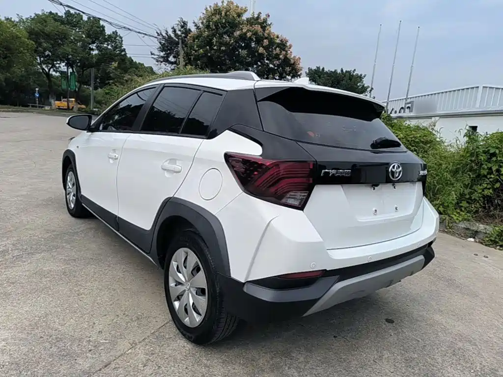 Toyota Yaris L — фото 4