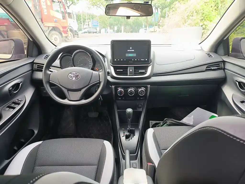 Toyota Yaris L — фото 9