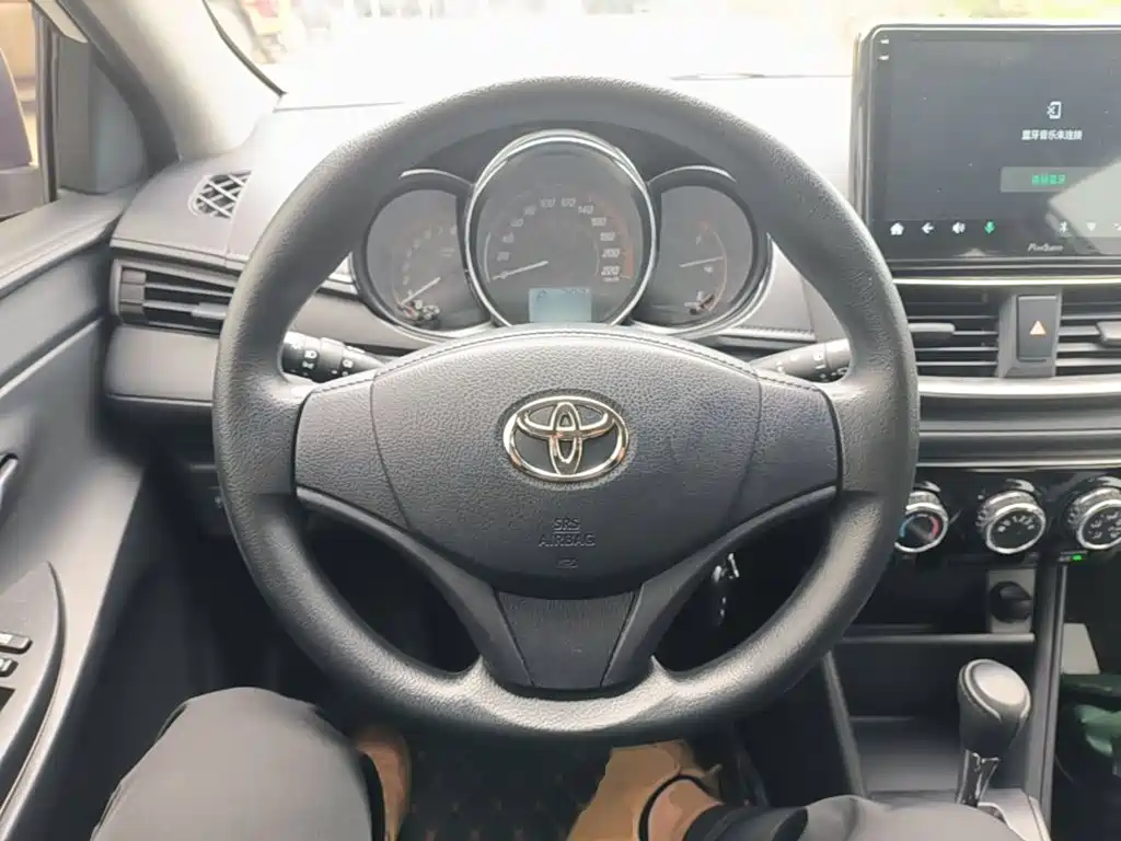 Toyota Yaris L — фото 10