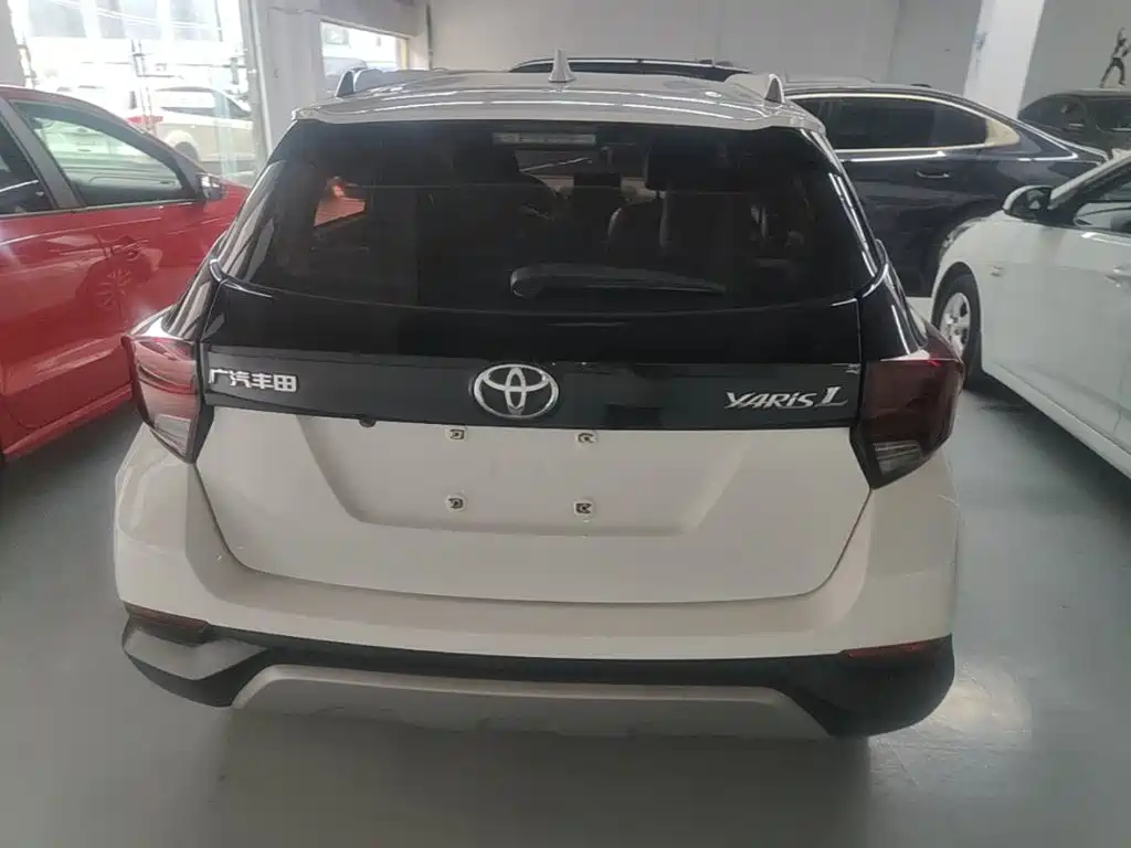 Toyota Yaris L — фото 5