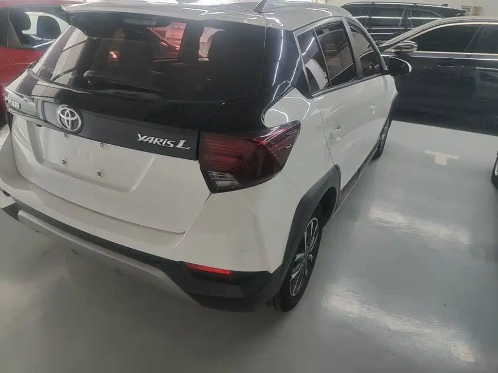 Toyota Yaris L — фото 7