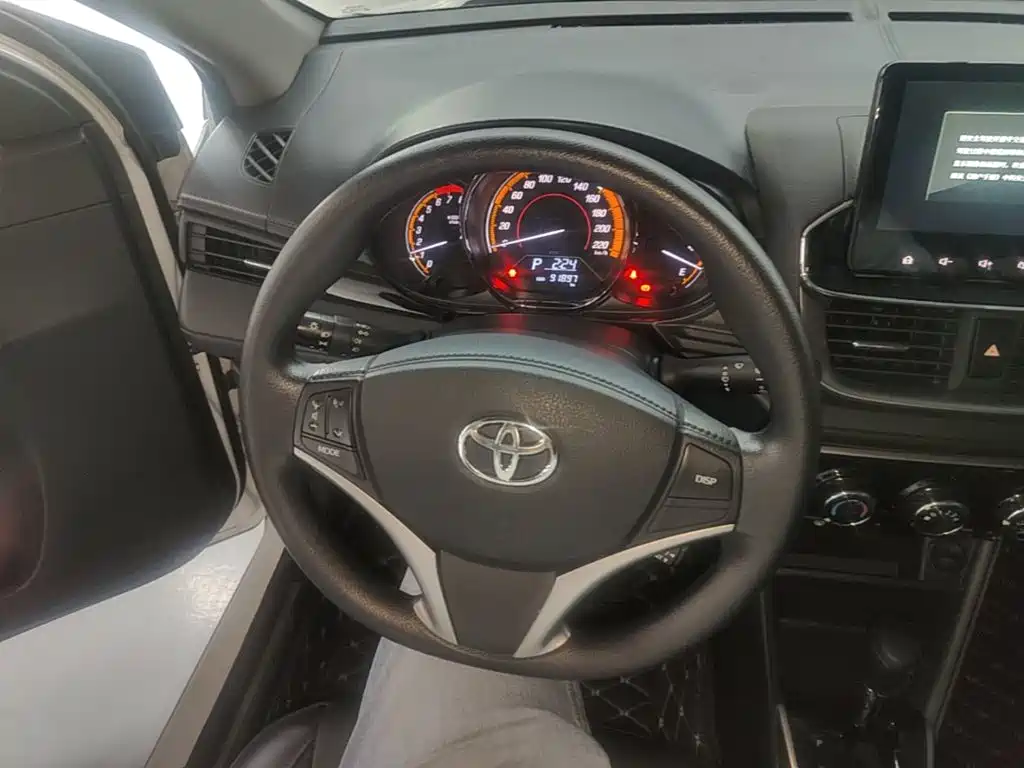 Toyota Yaris L — фото 10