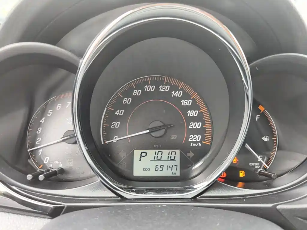 Toyota Yaris L — фото 11