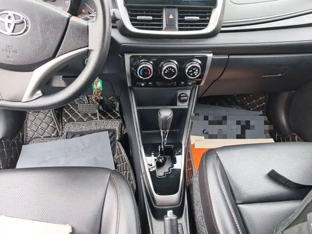 Toyota Yaris L — фото 13