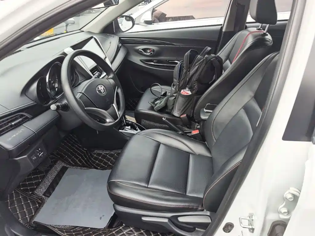 Toyota Yaris L — фото 14