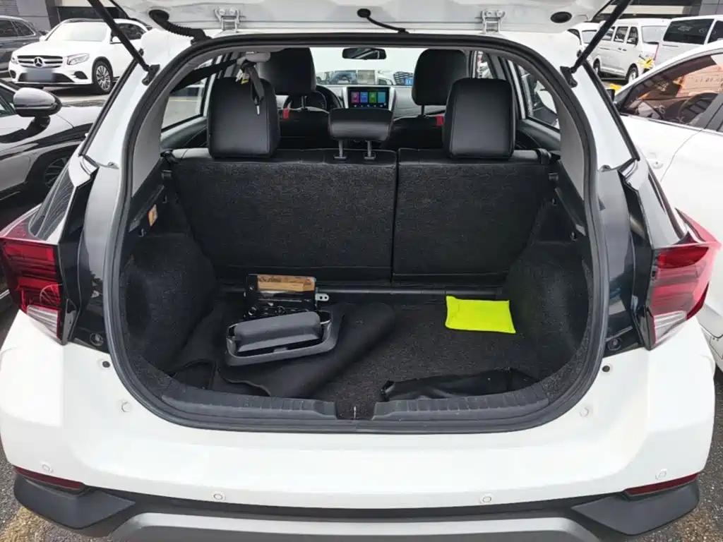 Toyota Yaris L — фото 18