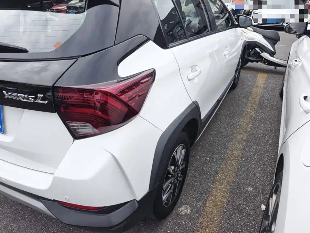 Toyota Yaris L — фото 7