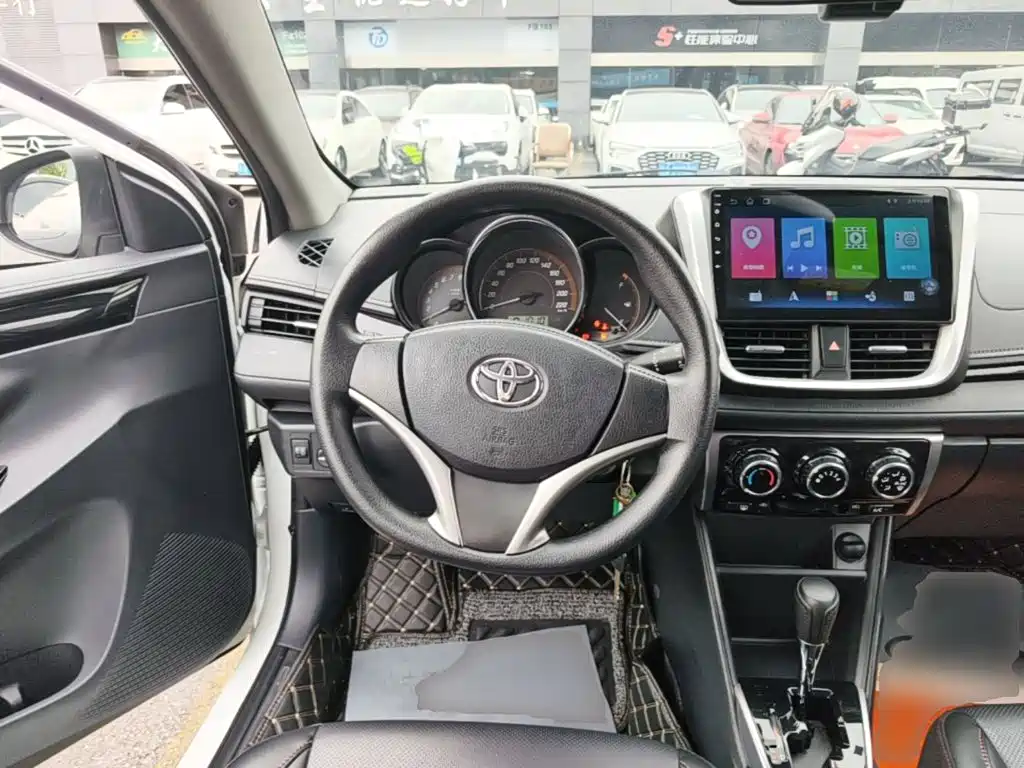 Toyota Yaris L — фото 10