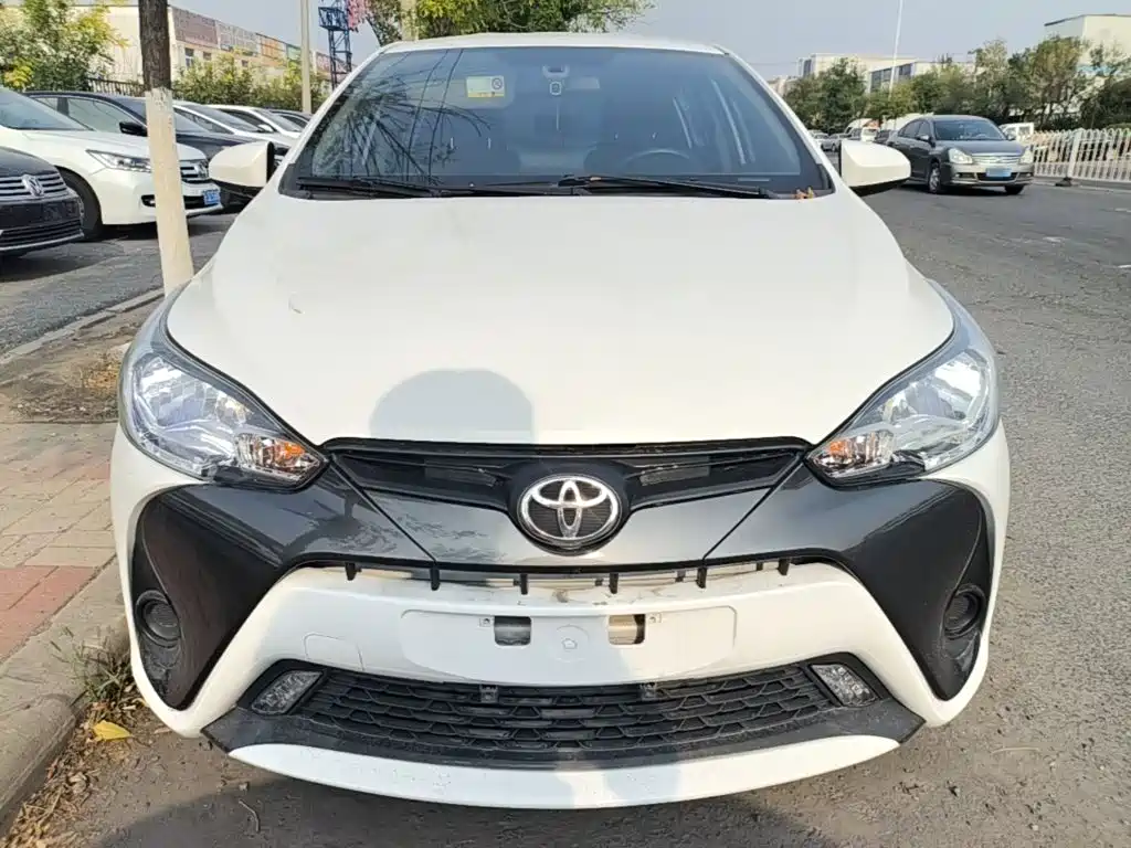 Toyota Yaris L — фото 2