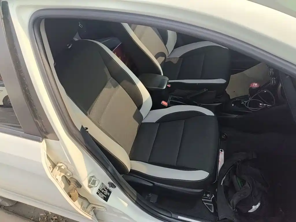 Toyota Yaris L — фото 24