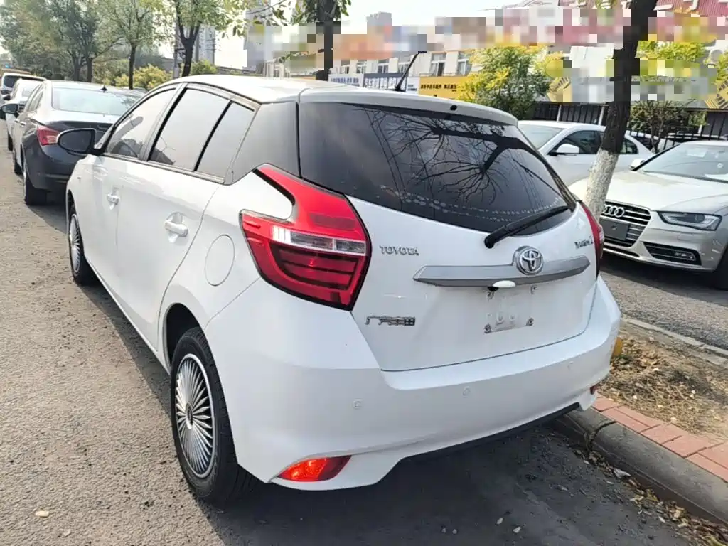 Toyota Yaris L — фото 4