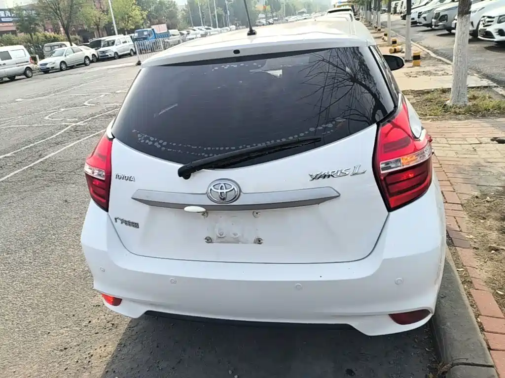 Toyota Yaris L — фото 5