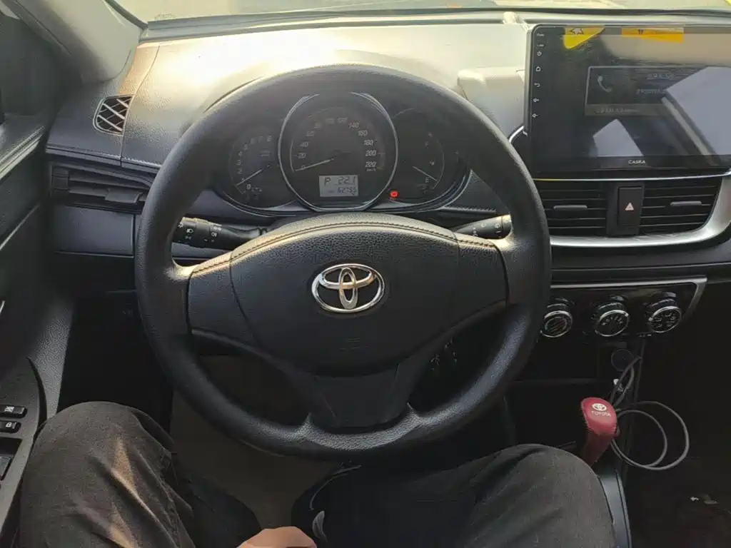 Toyota Yaris L — фото 10