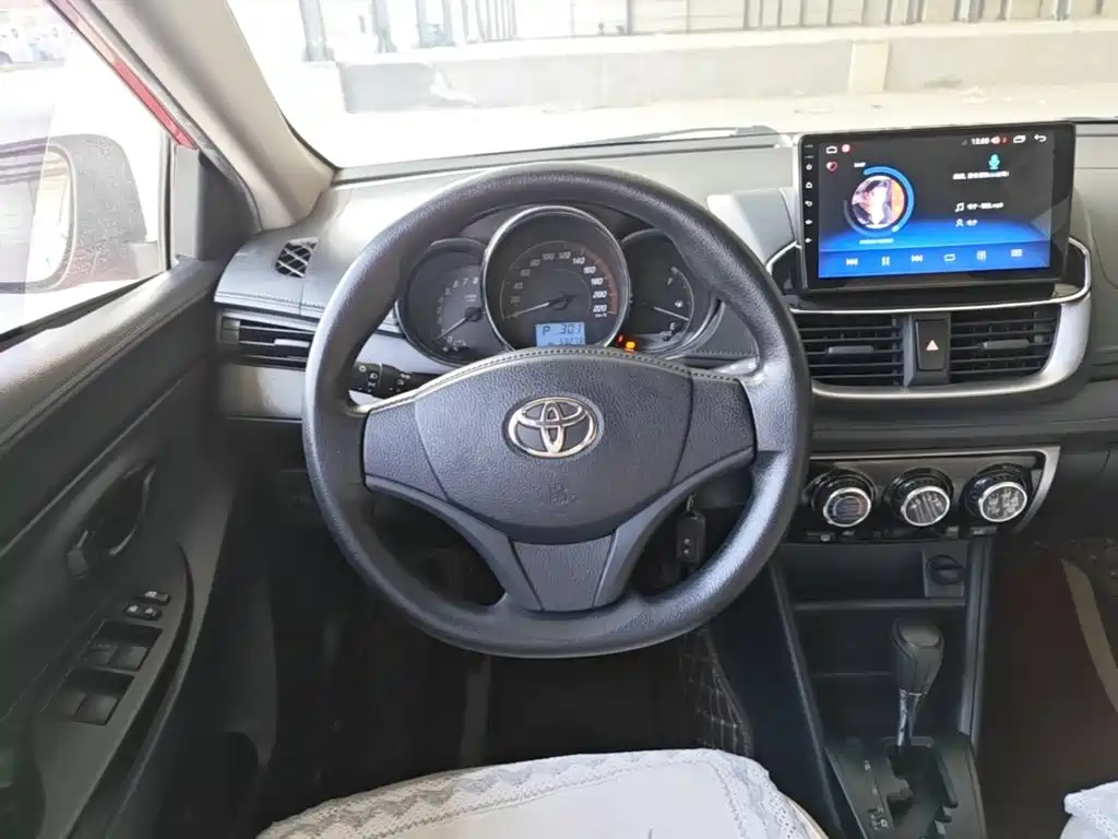 Toyota Yaris L — фото 10