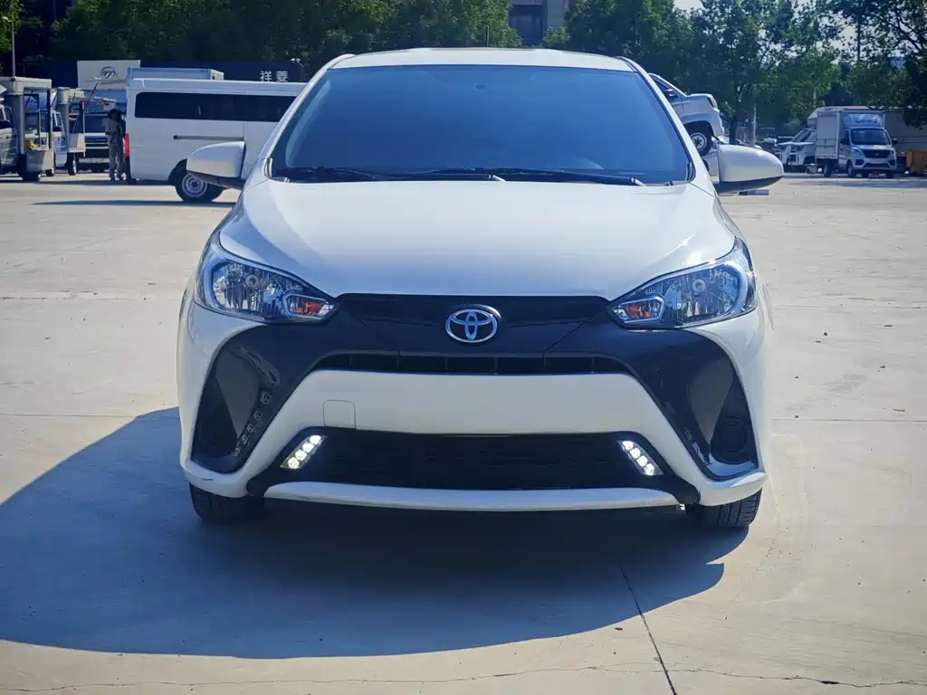 Toyota Yaris L — фото 2