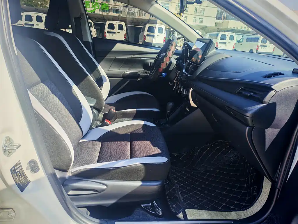 Toyota Yaris L — фото 11