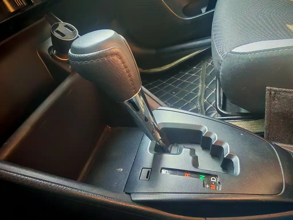 Toyota Yaris L — фото 14