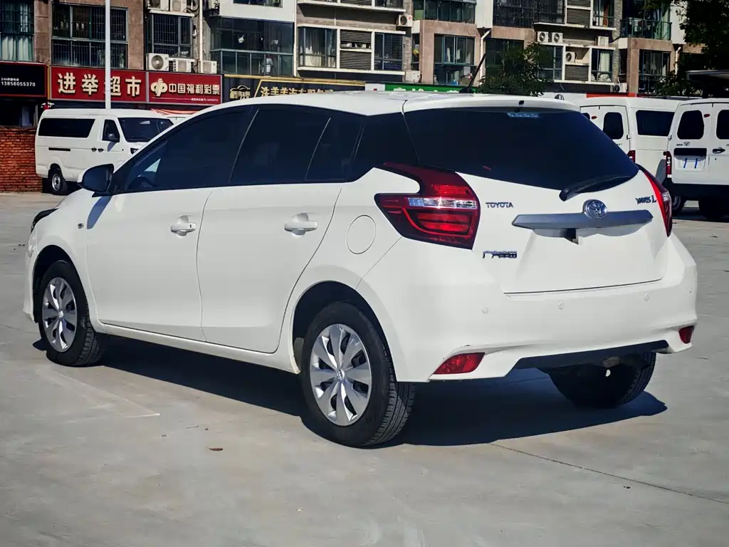 Toyota Yaris L — фото 4
