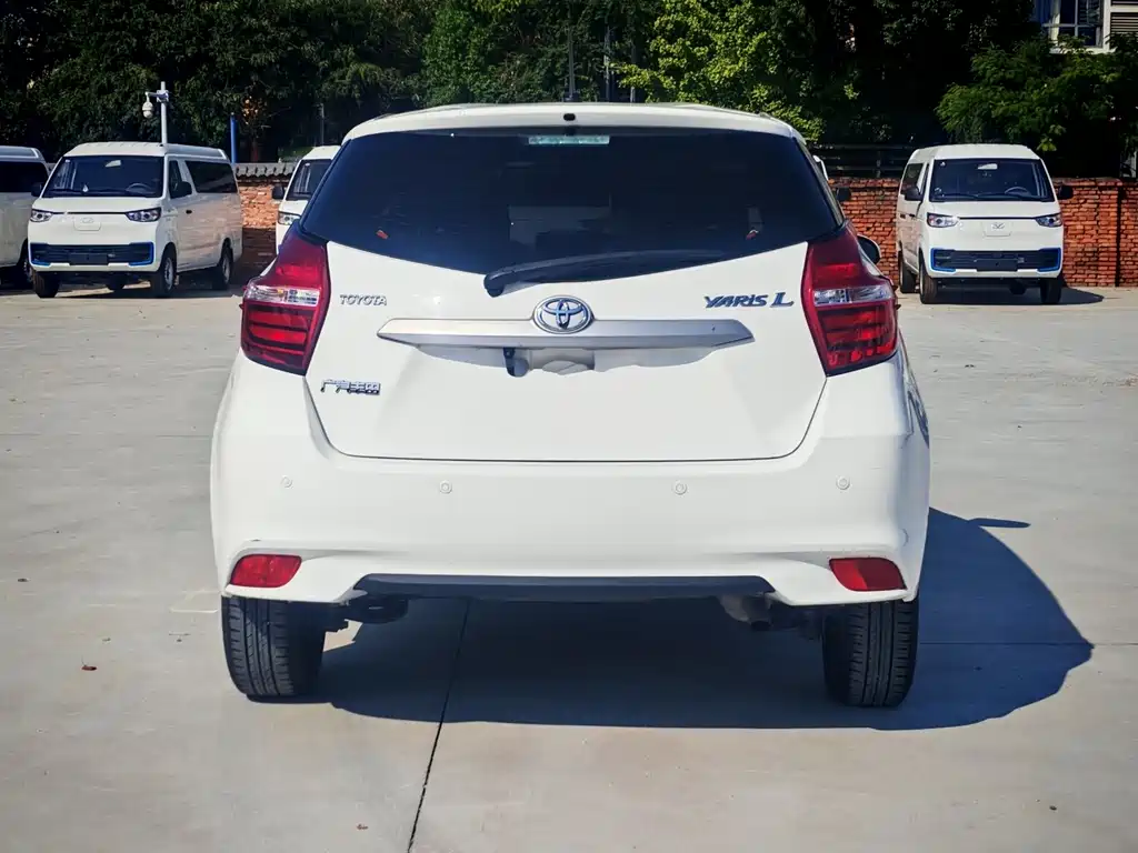 Toyota Yaris L — фото 5