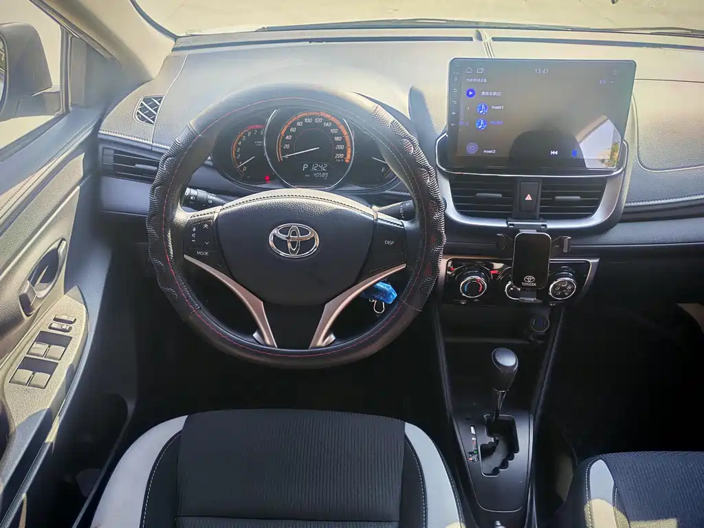 Toyota Yaris L — фото 8