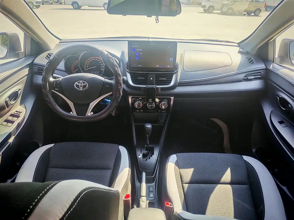 Toyota Yaris L — фото 9