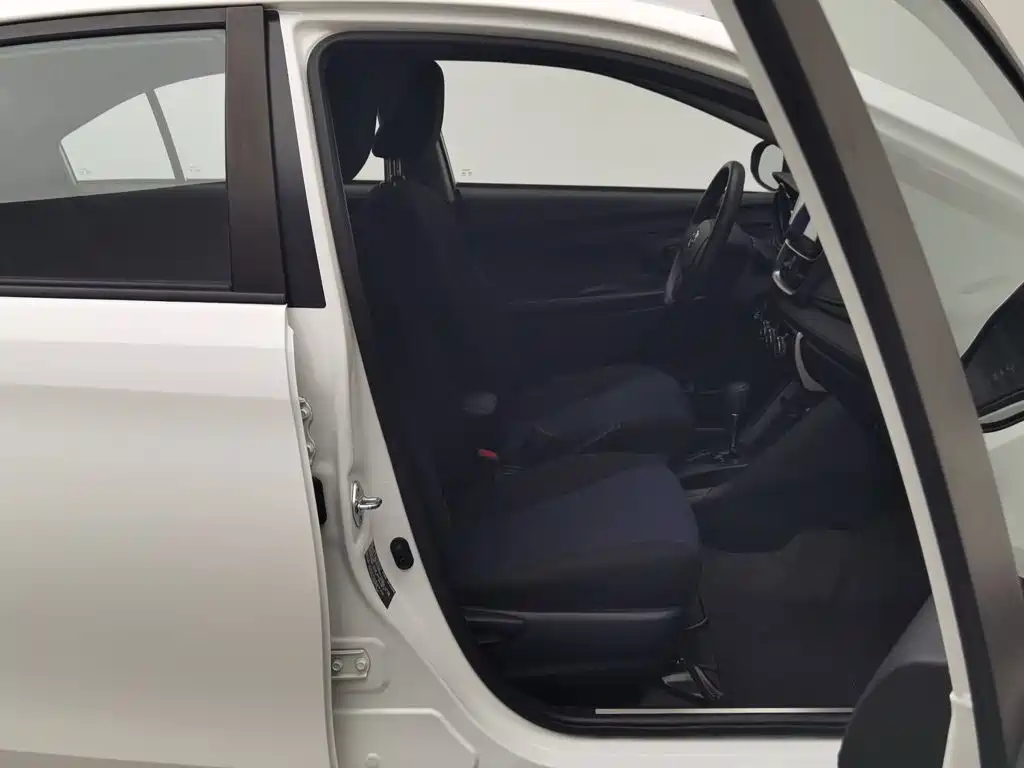 Toyota Yaris L — фото 23