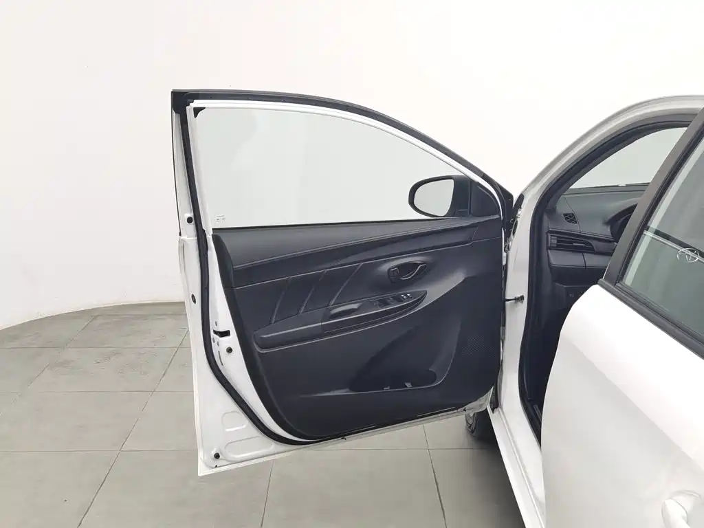 Toyota Yaris L — фото 8
