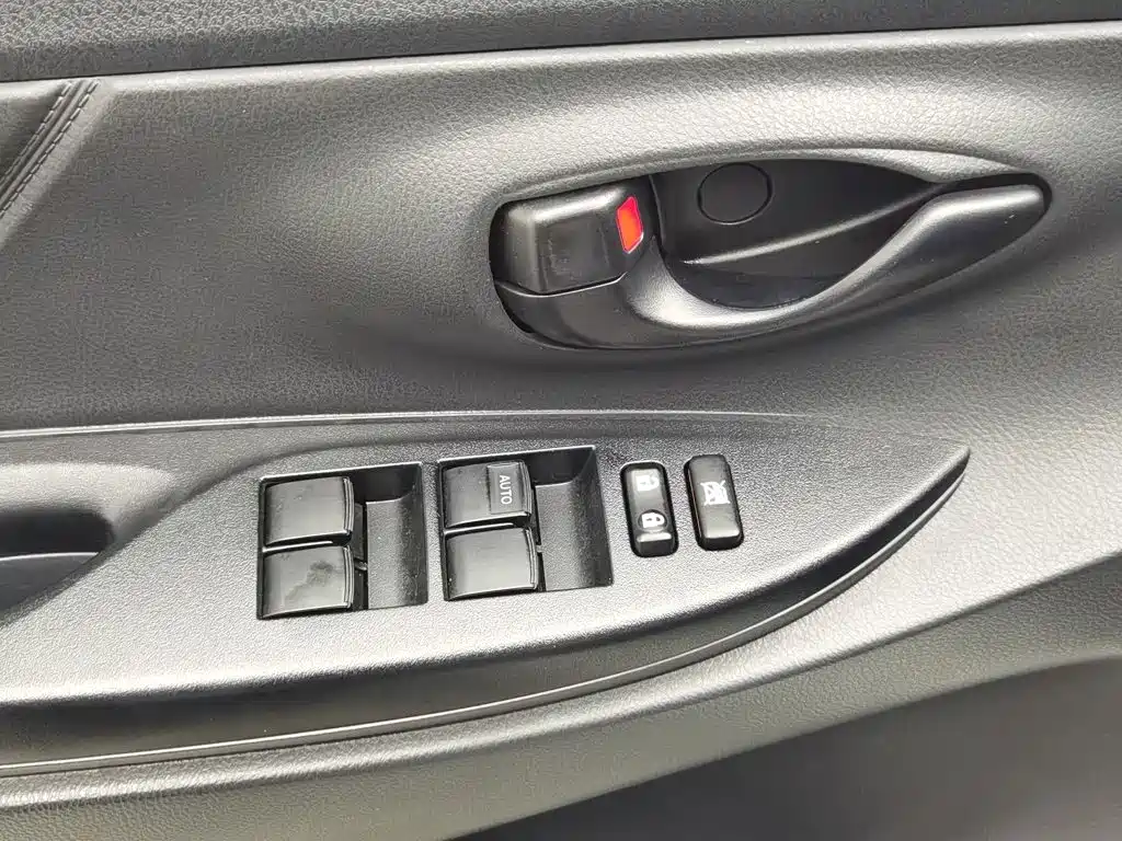 Toyota Yaris L — фото 9