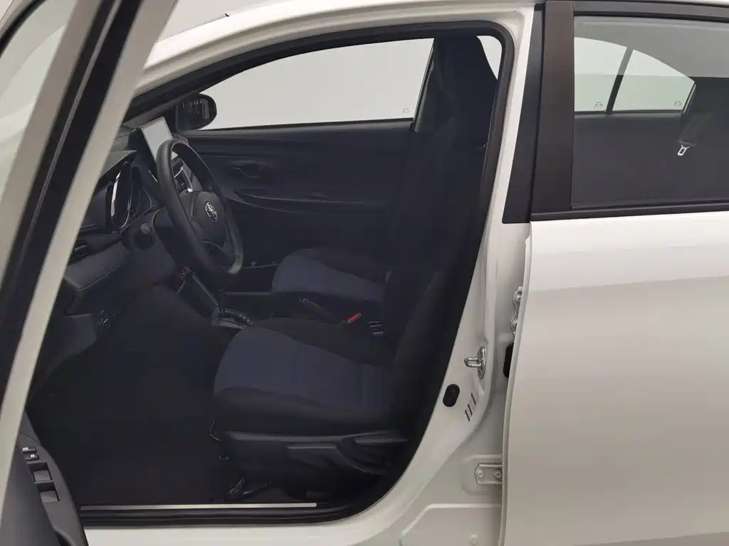 Toyota Yaris L — фото 10