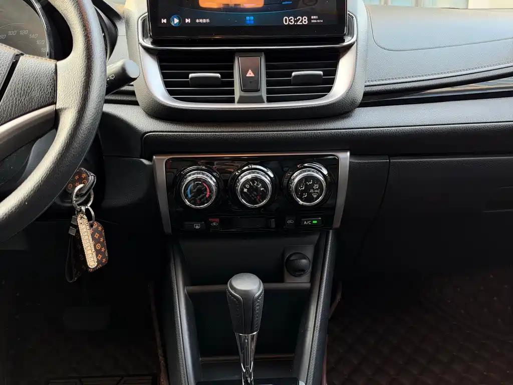 Toyota Yaris L — фото 13