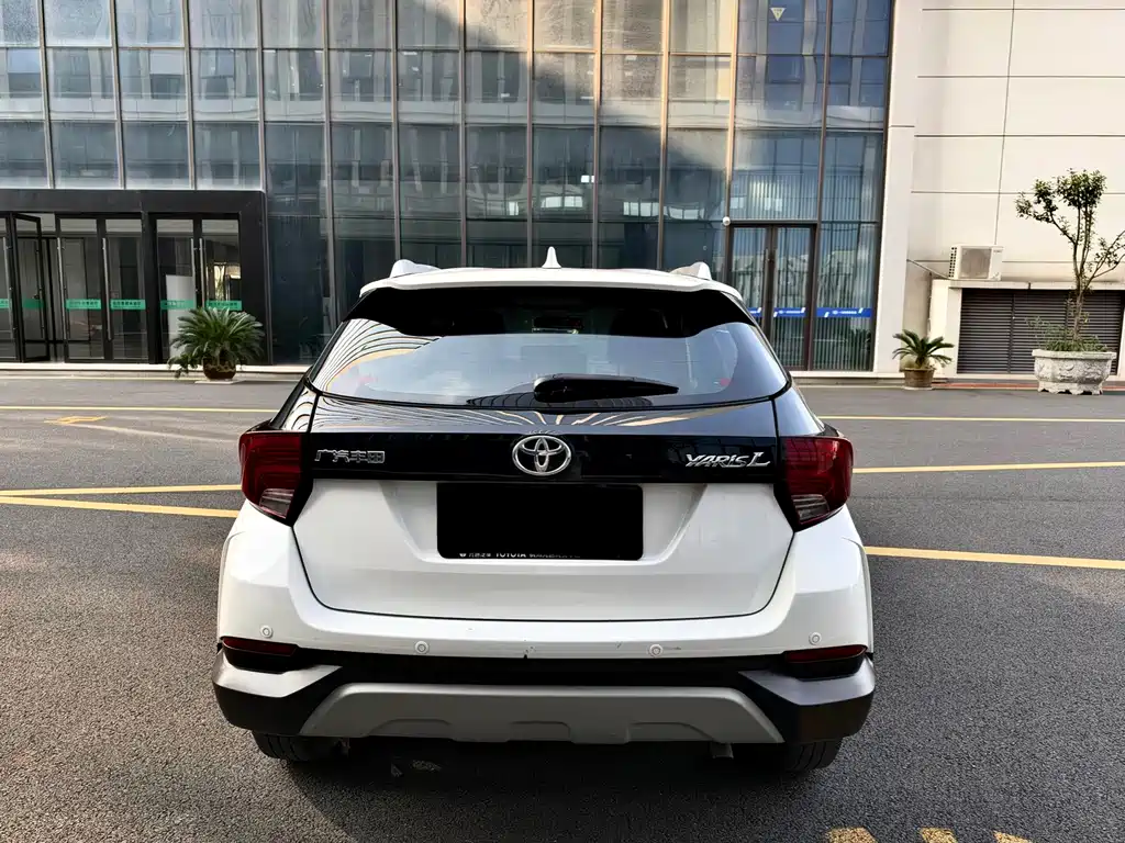 Toyota Yaris L — фото 5